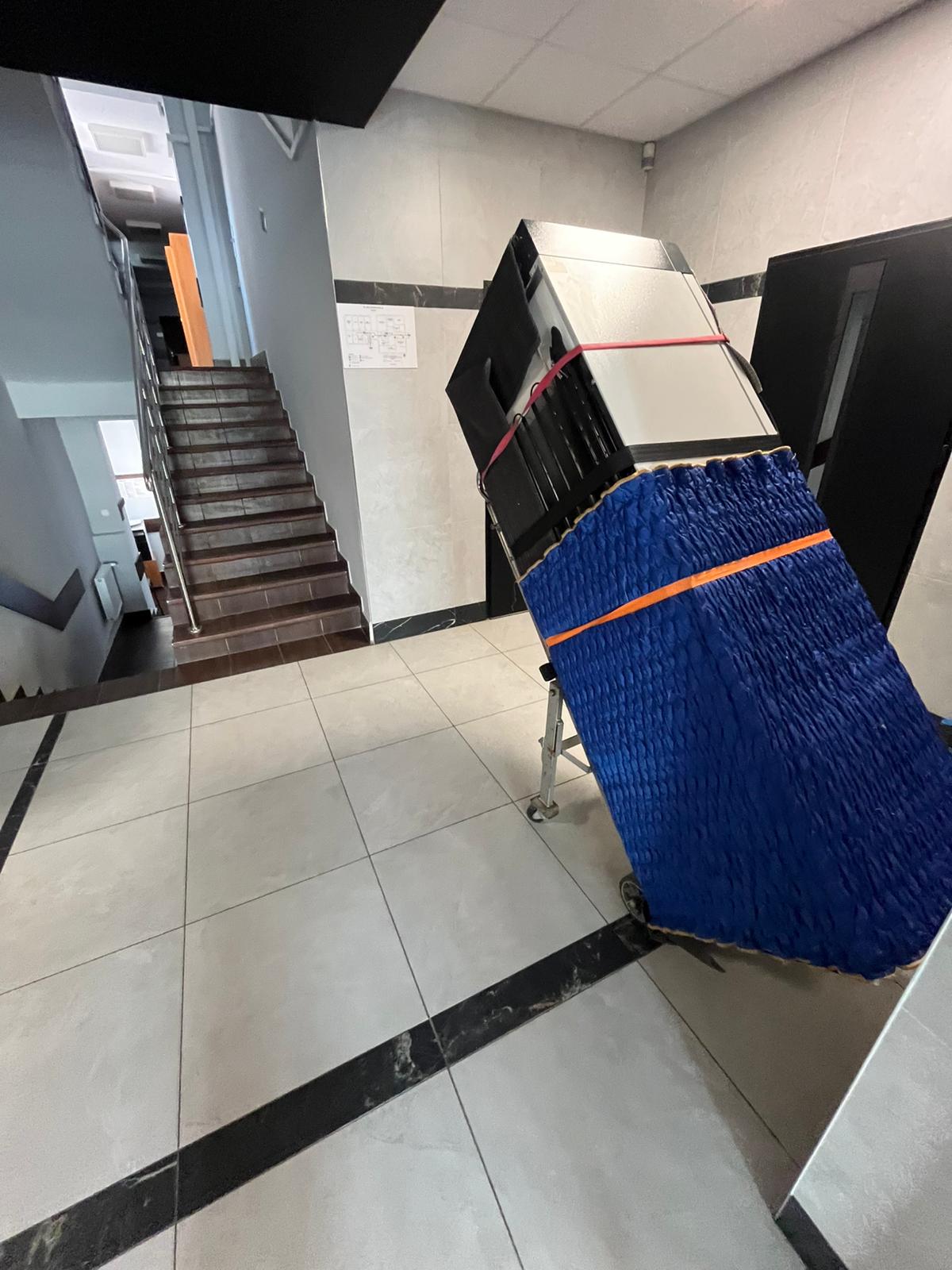 Schodołazy elektryczne – jak usprawnić transport ciężkich rzeczy po schodach?